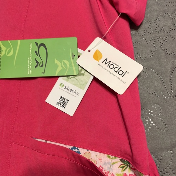 Women’s hot pink scrub top Iguana Flex Performance medical apparel - Picture 3 of 3